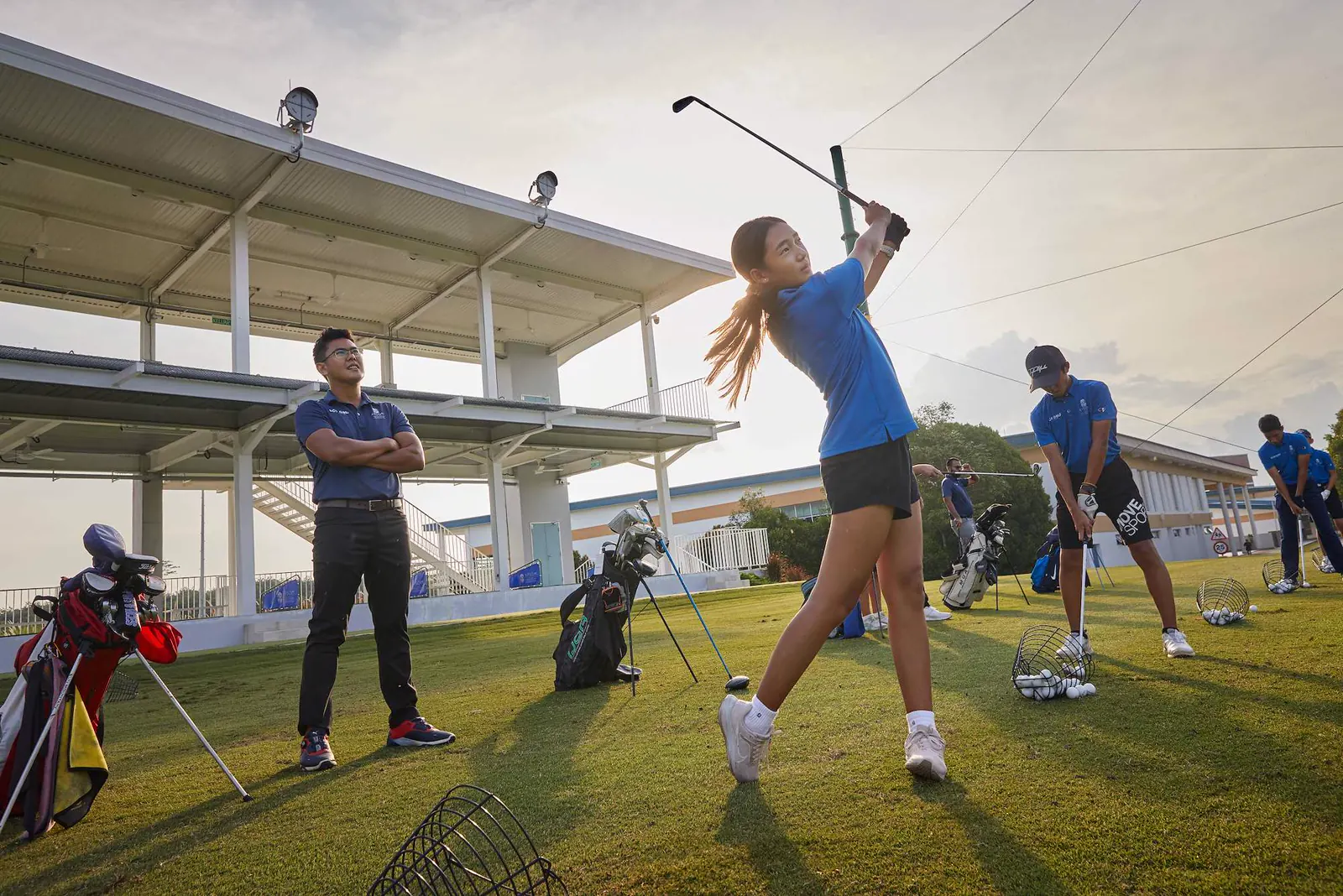 Schüler üben Golf auf der Driving Range am Epsom College in Malaysia.