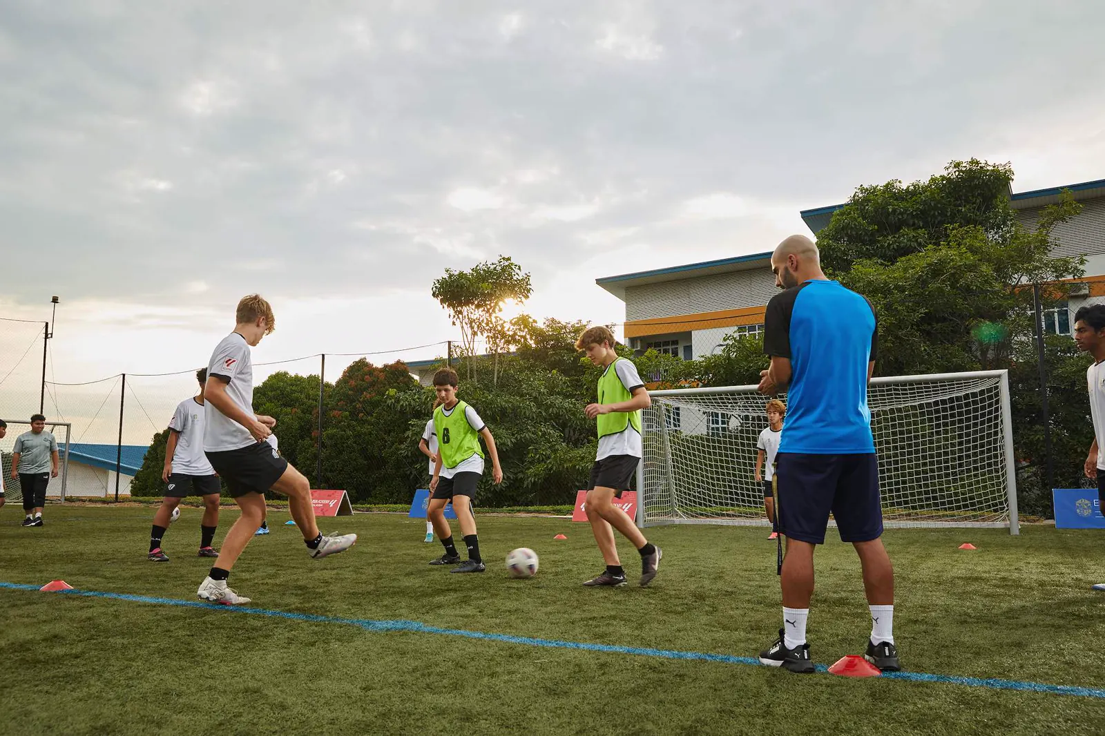 Schüler spielen Fußball auf dem Sportplatz am Epsom College in Malaysia.