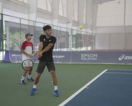 Juniorspieler üben Grundschläge während einer Trainingseinheit an der Mouratoglou Academy Malaysia Kuala Lumpur.