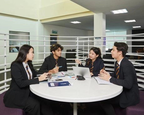 Schüler lernen gemeinsam an einem Tisch an der Mouratoglou Academy Malaysia.