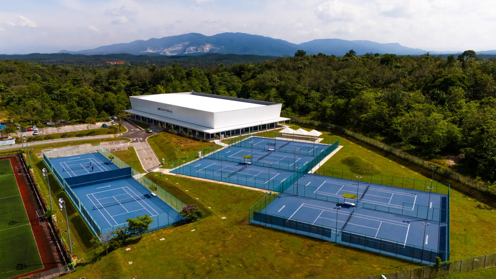 Vista aérea de las pistas azules exteriores de la Mouratoglou Academy Malaysia