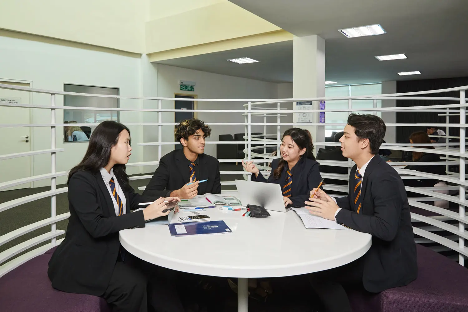 Élèves étudiant ensemble autour d’une table à l’Epsom College in Malaysia