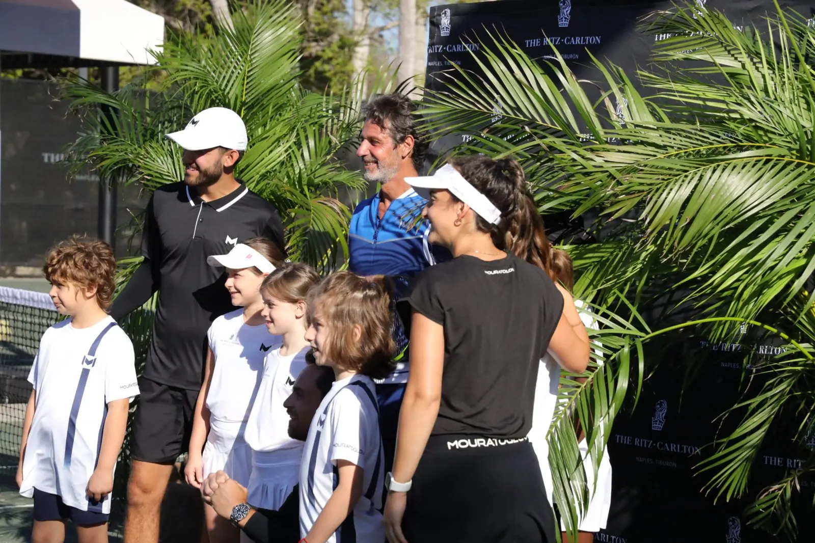 Patrick Mouratoglou mit Coaches und Juniorspielern auf dem Platz im The Ritz-Carlton Naples, Tiburón