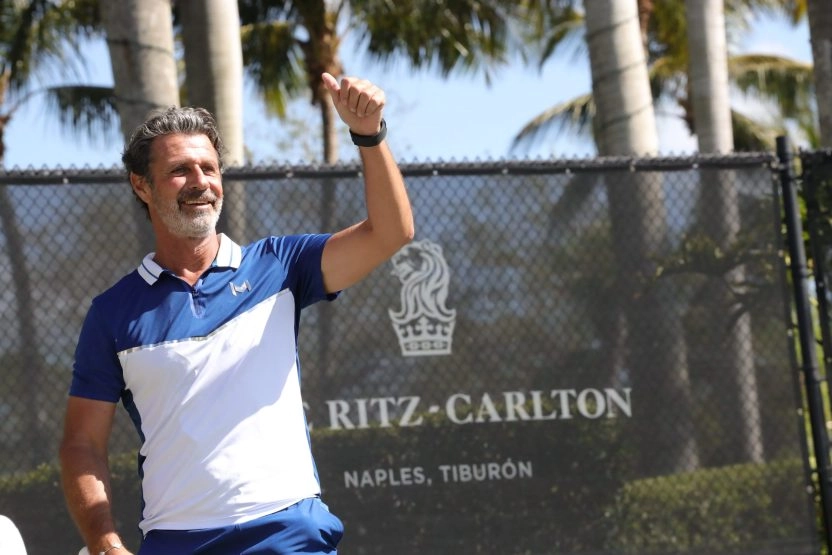 Patrick Mouratoglou ermutigt einen Spieler während einer Trainingseinheit im Mouratoglou Tennis Center Naples.