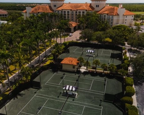 Luftaufnahme des Mouratoglou Tennis Center Naples im Tiburón Golf Club, mit zahlreichen Tennisplätzen neben dem Luxusresort in Naples, Florida.