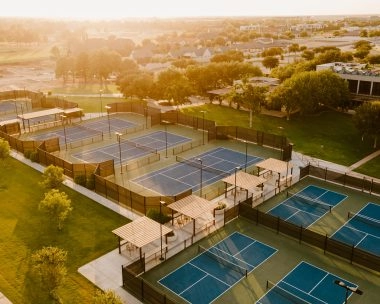 Vista aerea dei campi da tennis e padel all’aperto al Mouratoglou Tennis Center Odessa Midland, La Estancia.
