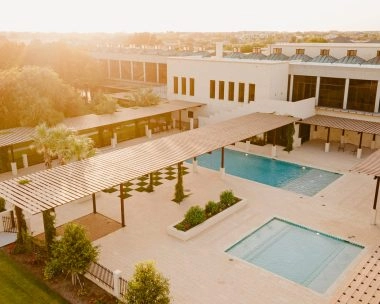 Piscina all’aperto e terrazze al country club La Estancia di Odessa Midland.