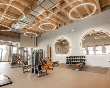 Centro fitness con attrezzi per la forza e pesi liberi a La Estancia, Odessa Midland.
