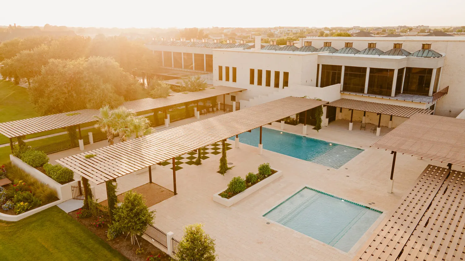 Vue aérienne de la piscine extérieure et des terrasses du country club