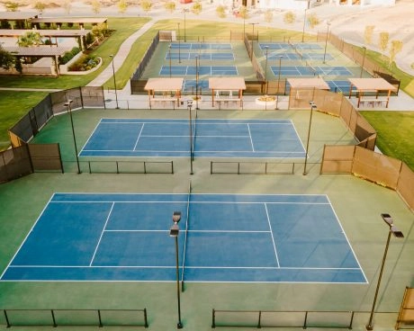 Vista aerea dei campi da tennis e pickleball all’aperto al Mouratoglou Tennis Center Odessa Midland, La Estancia.