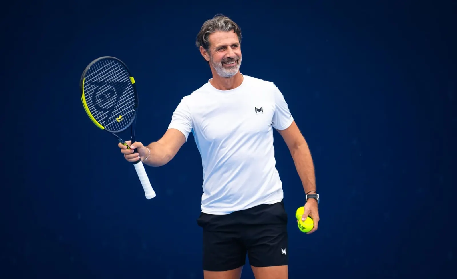 Patrick Mouratoglou mit Tennisschläger und Ball