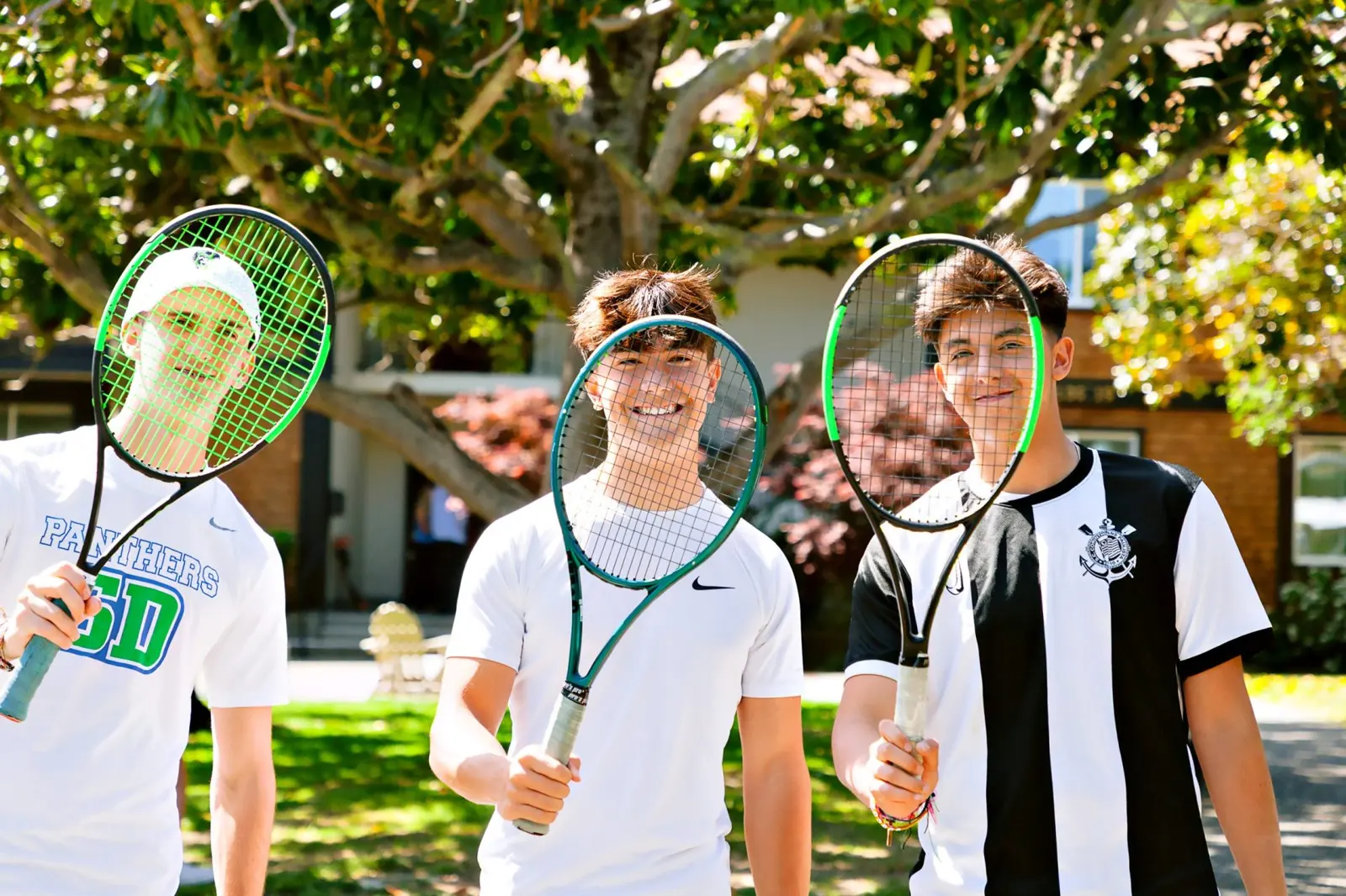 Drei Jungen mit Tennisschlägern im Freien an der Mouratoglou Academy San Francisco