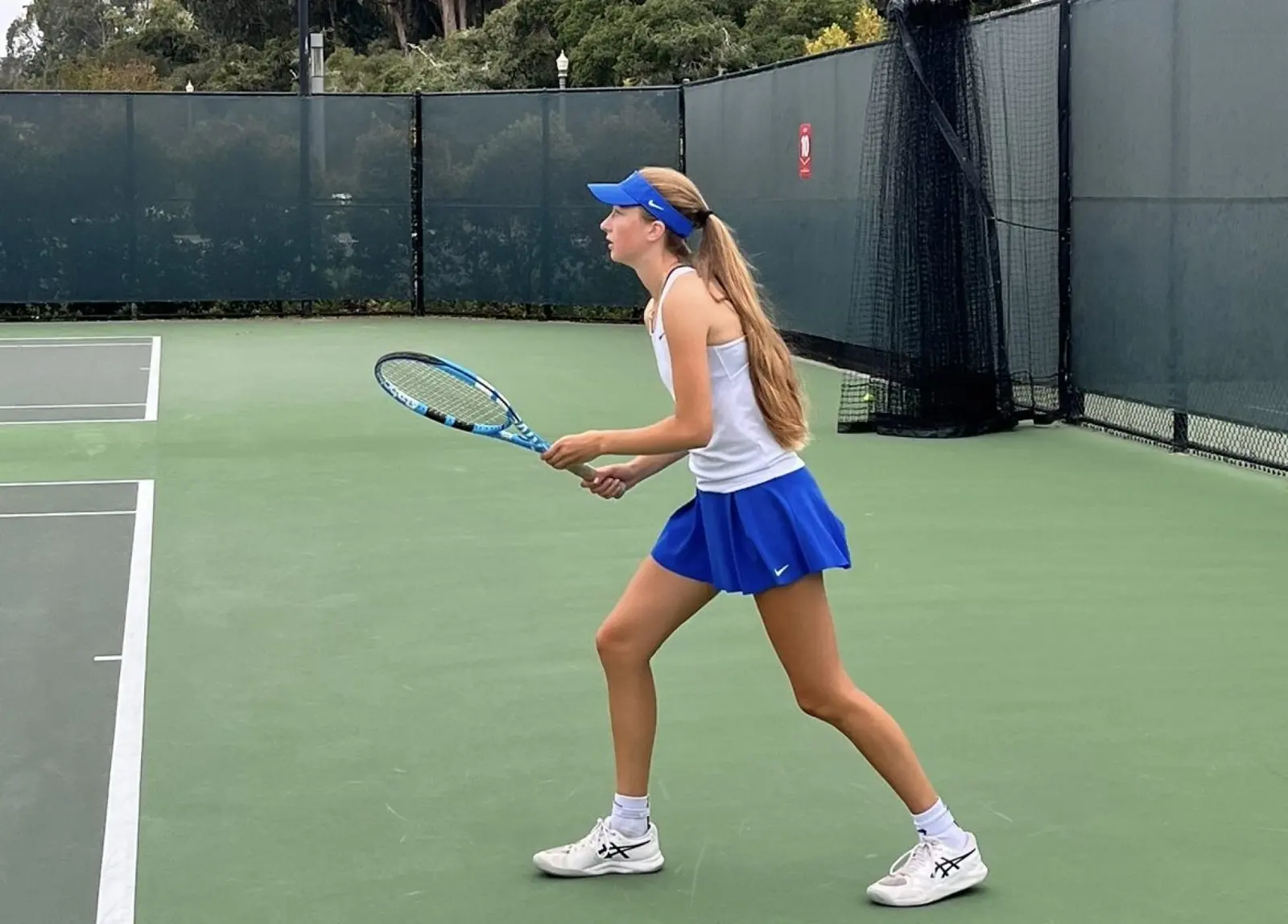 Ein junger Spieler bereitet auf einem Außenplatz der Mouratoglou Academy San Francisco einen Schlag vor