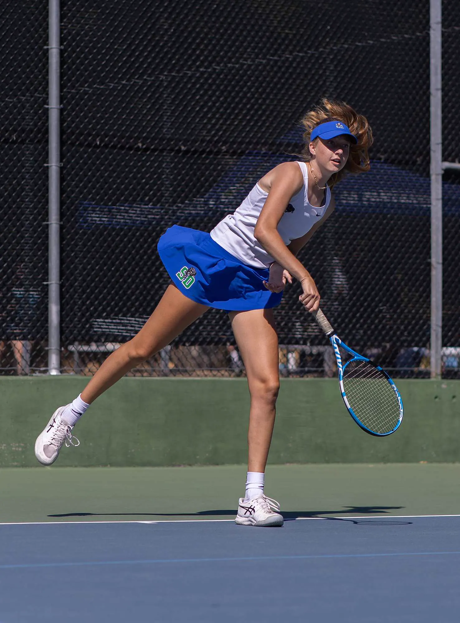 Schüler spielt eine Rückhand an der Mouratoglou Academy San Francisco