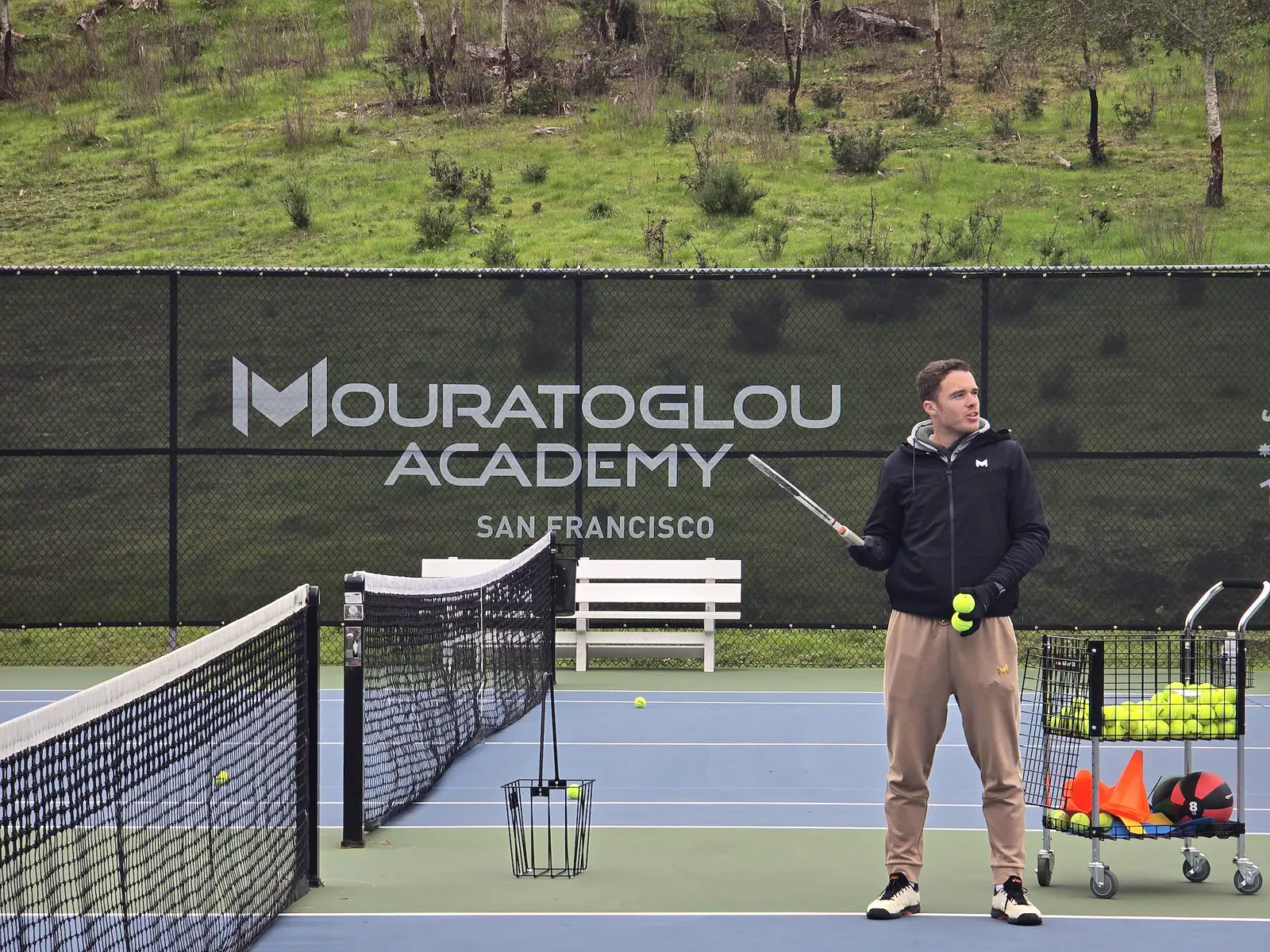 Entrenador Mouratoglou en la pista delante de la lona de la Mouratoglou Academy en San Francisco.