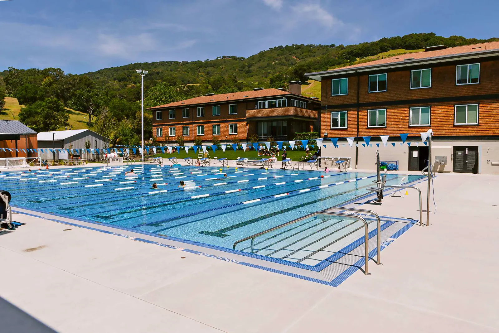 Piscina exterior rodeada de colinas en el campus de San Francisco.