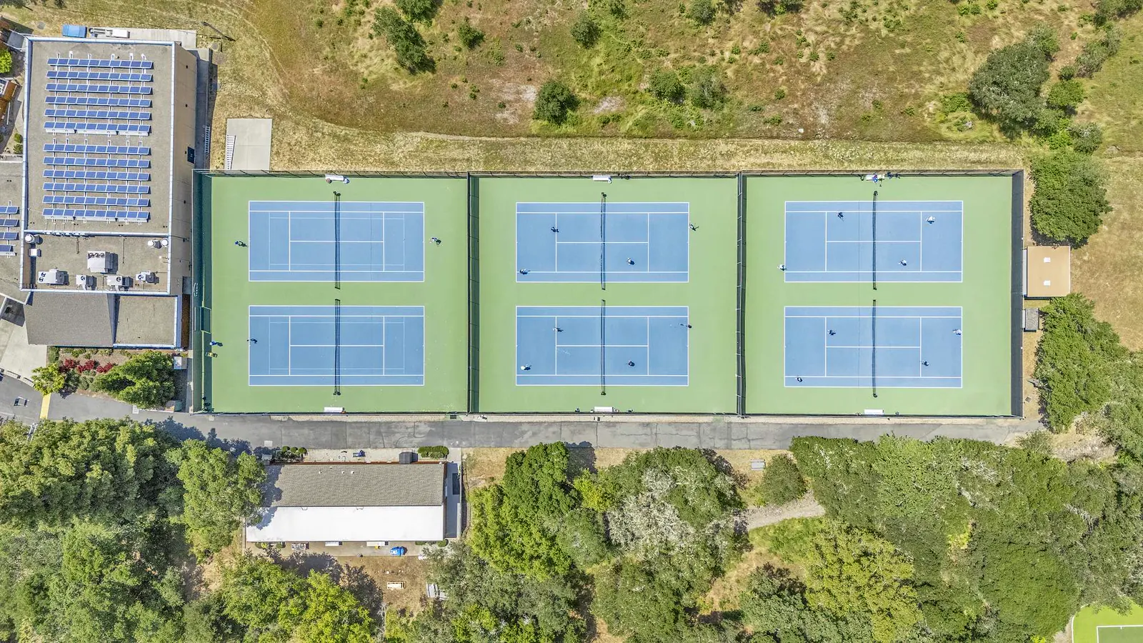 Vista aérea de las pistas de tenis del campus de la Mouratoglou Academy San Francisco.