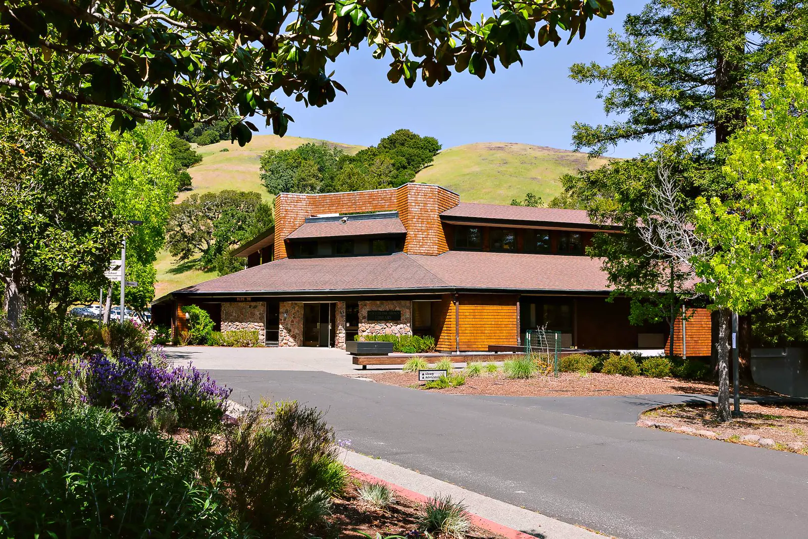Residencia del campus rodeada de árboles en la Mouratoglou Academy San Francisco.