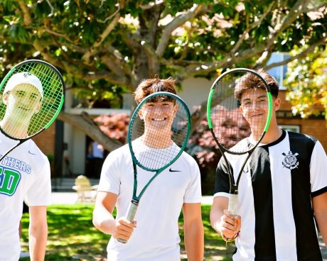 Tres chicos con raquetas de tenis al aire libre en la Mouratoglou Academy San Francisco.