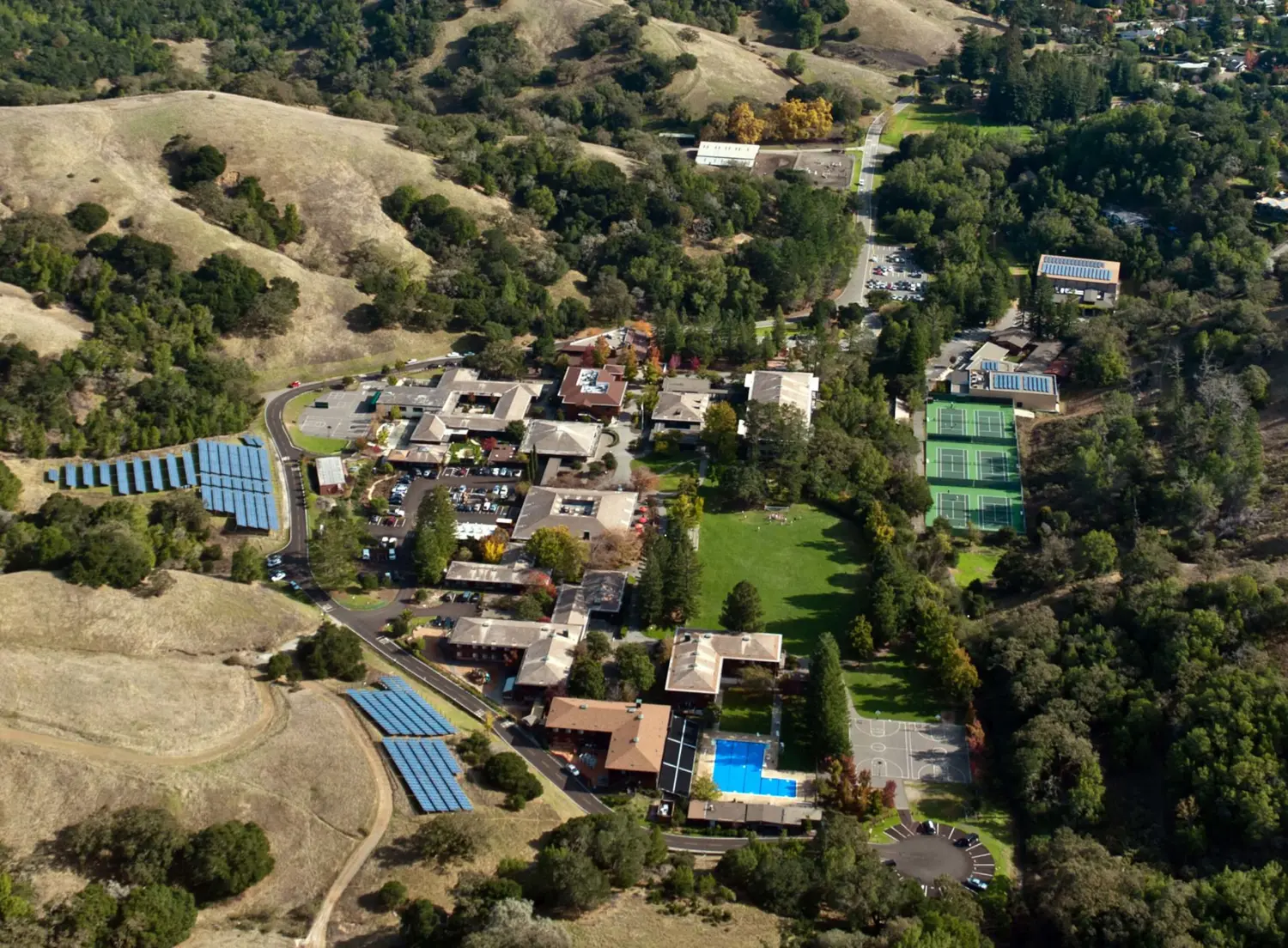 Luftaufnahme des Campus der San Domenico School in den Hügeln von Marin County, Kalifornien