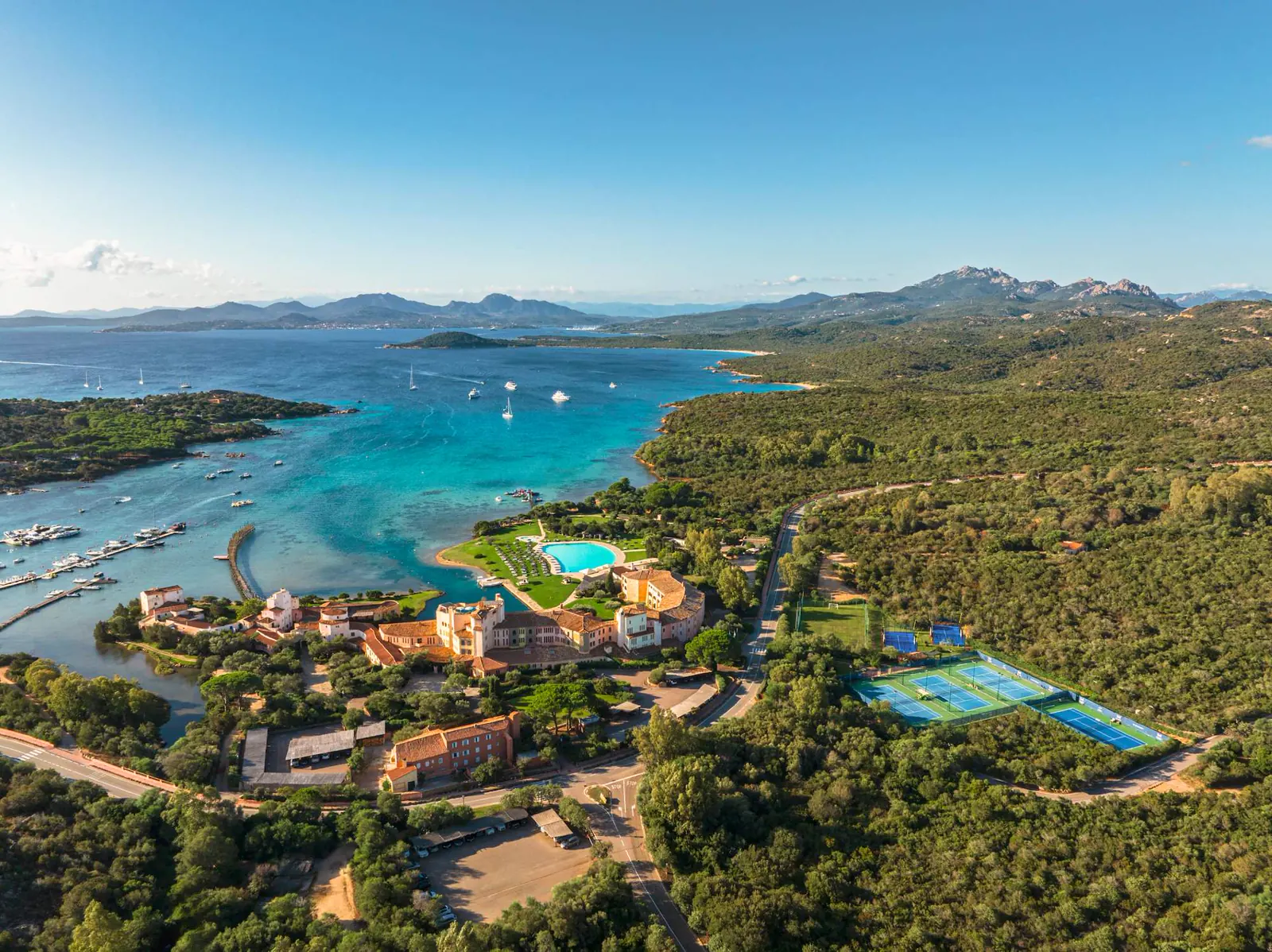 Luftaufnahme der Küste der Costa Smeralda und des Hotel Cala di Volpe auf Sardinien.
