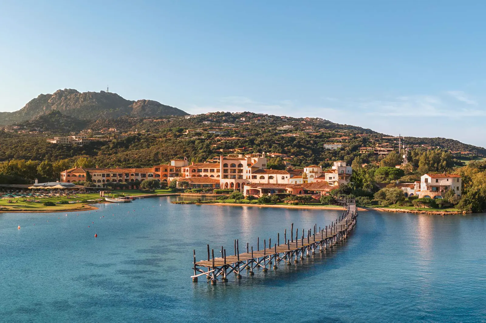 Das Hotel Cala di Volpe und sein Holzsteg an der Bucht auf Sardinien.