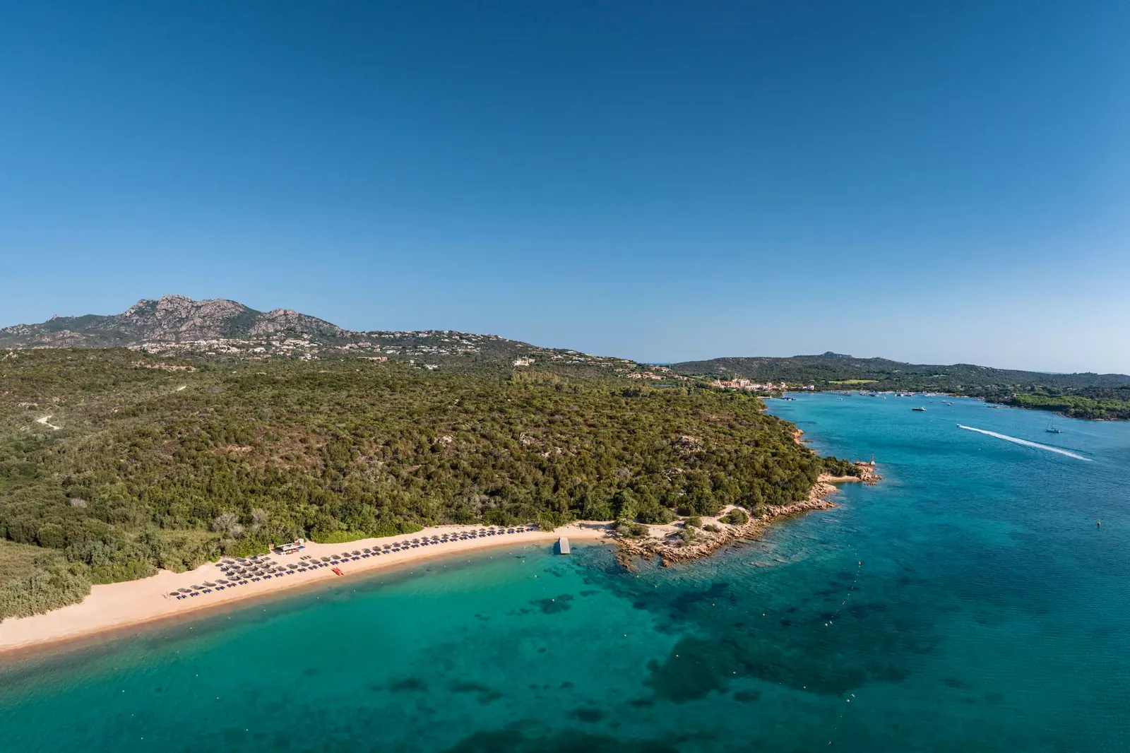 Sandstrand und türkisfarbenes Wasser an der Costa Smeralda auf Sardinien.