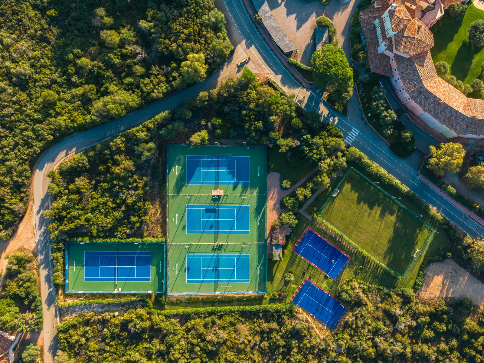 Luftaufnahme der Tennis- und Padelplätze im Hotel Cala di Volpe.