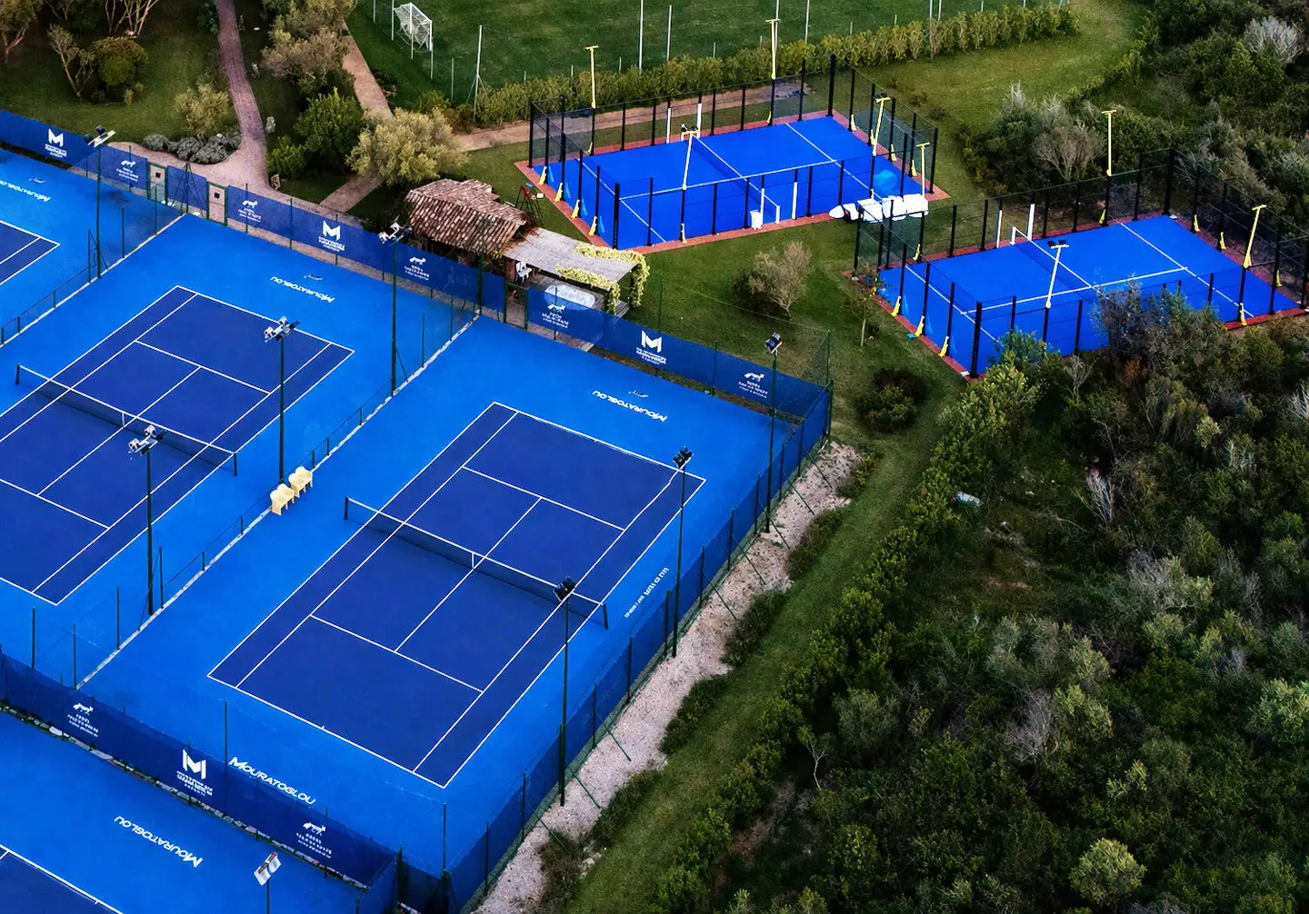 Vue aérienne des courts de padel et de tennis du M Padel Sardinia à l’Hotel Cala di Volpe