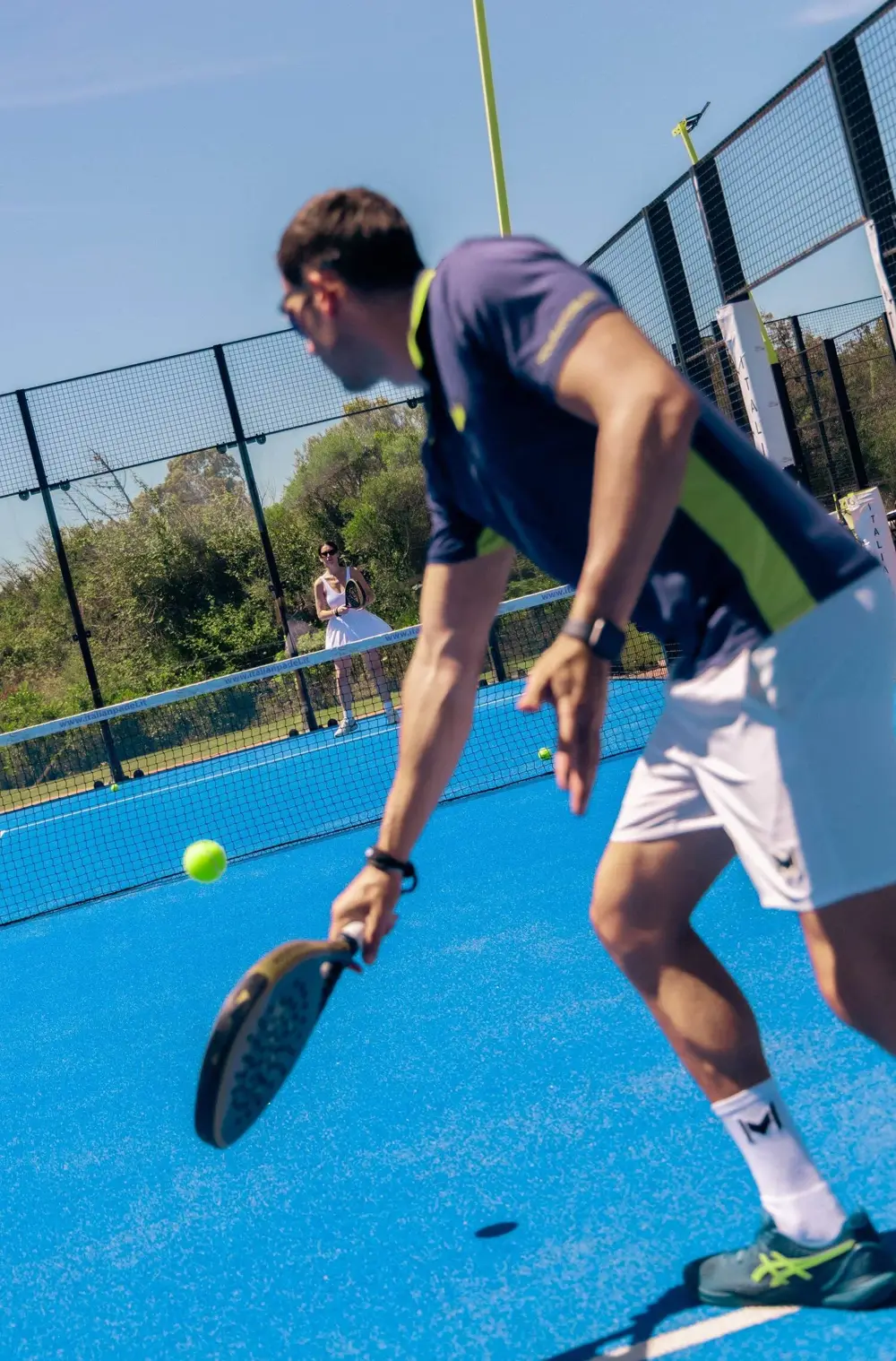 Joueur de padel frappant un coup droit au M Padel Sardinia
