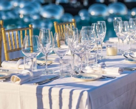 Elegant gedeckte Tafel im Freien im Hotel Cala di Volpe für ein privates Event oder ein Galadinner.