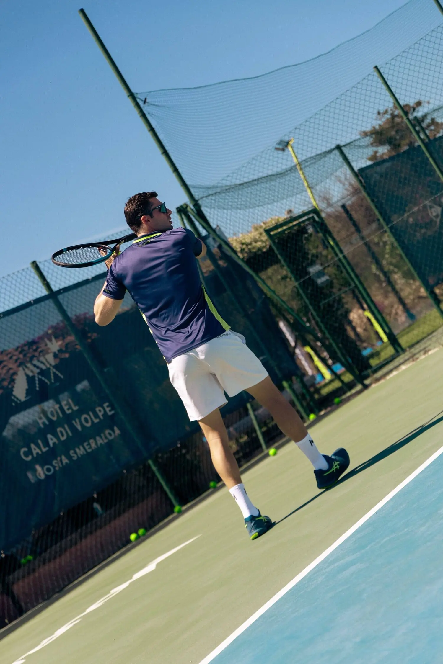 Joueur au filet pendant une séance de tennis à Cala di Volpe