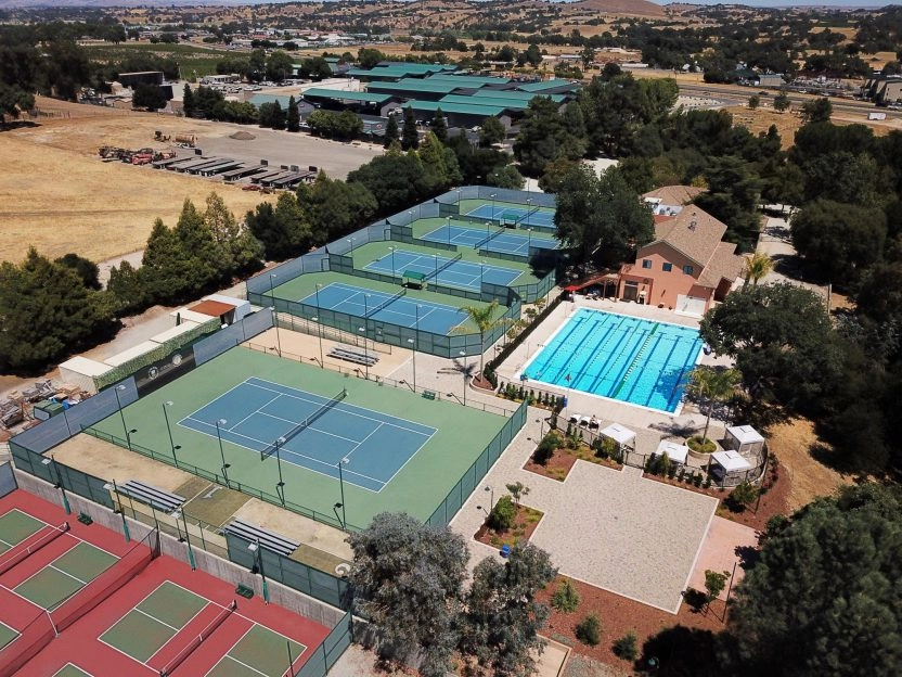Vue aérienne des courts de tennis et de la piscine du Mouratoglou Tennis Center Templeton.