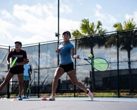 Deux joueurs travaillant le coup droit sur un court extérieur du Mouratoglou Tennis Center Templeton.