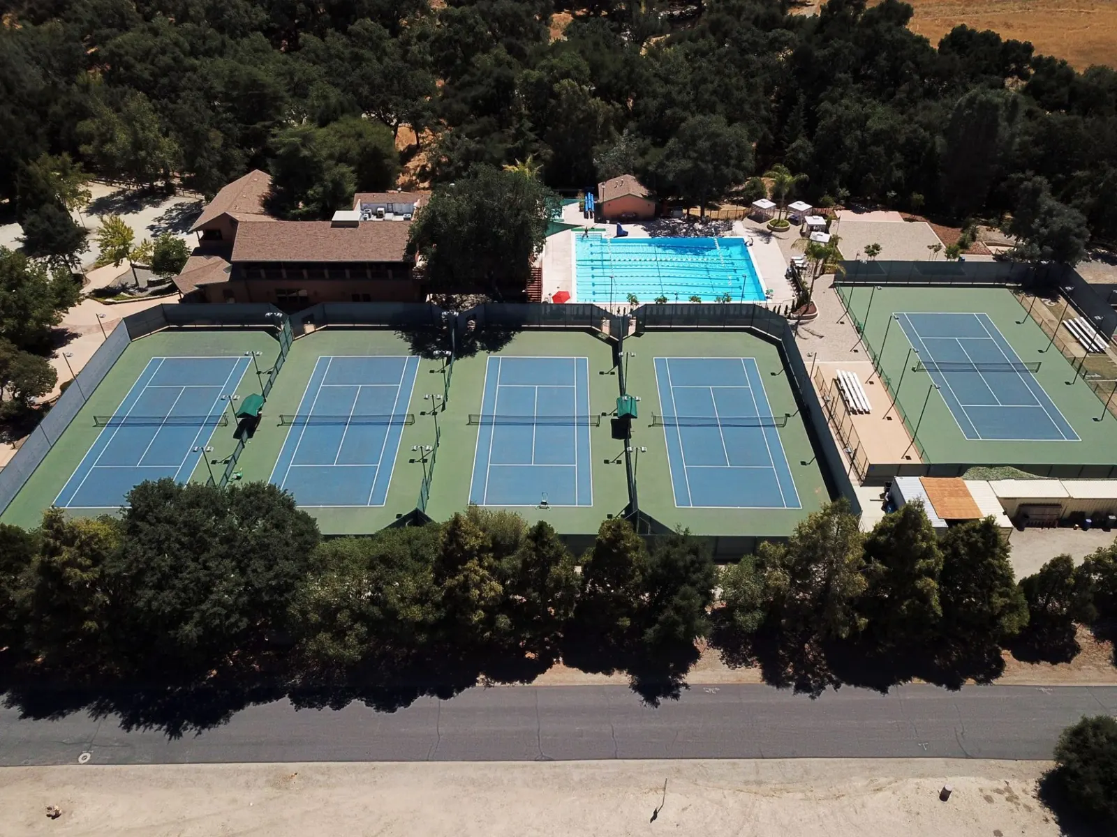 Vista aérea de las pistas de tenis exteriores y la piscina del Mouratoglou Tennis Center Templeton