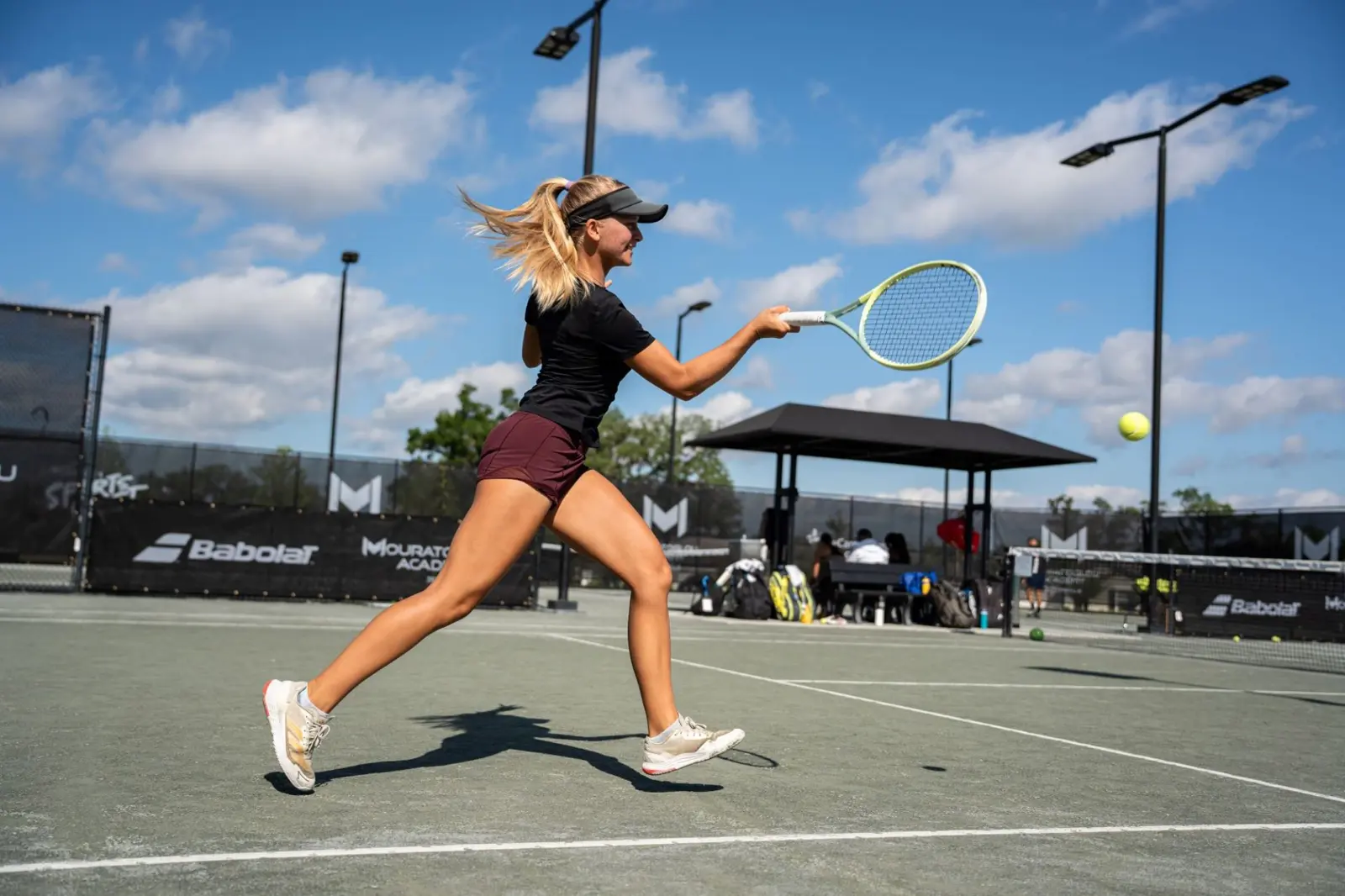 Junior spielt beim Training im Freien an der Mouratoglou Academy Zephyrhills eine Vorhand