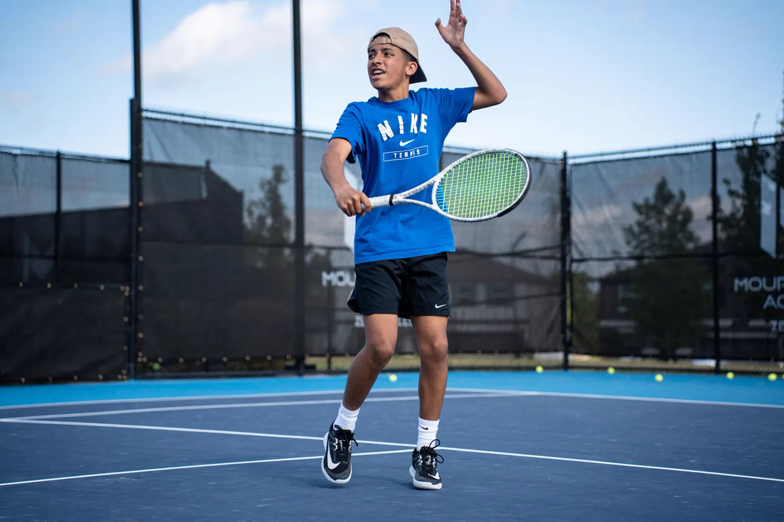 Junger Tennisspieler übt eine Vorhand an der Mouratoglou Academy Zephyrhills