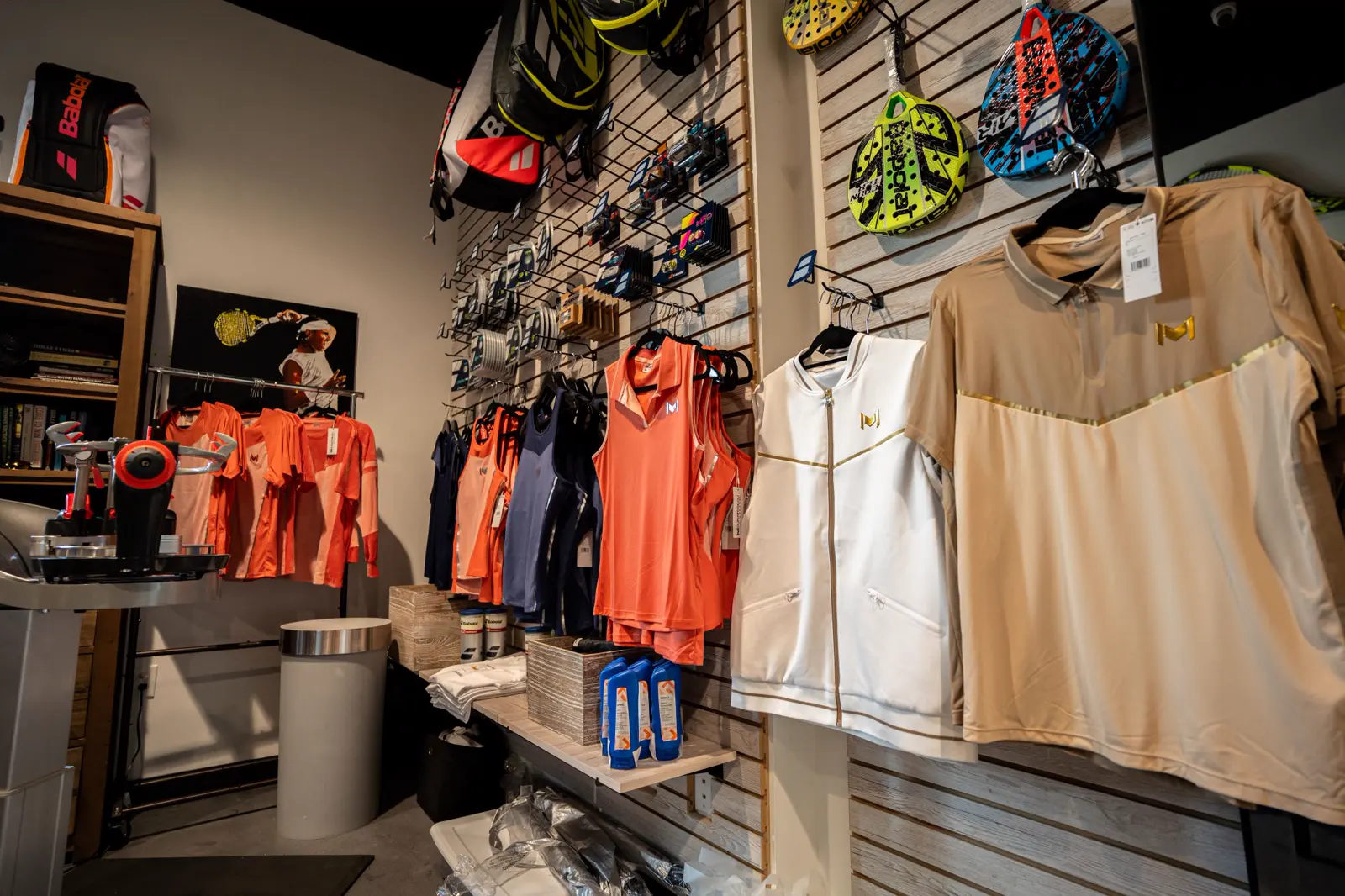 Pro shop avec équipement de tennis et produits dérivés à la Mouratoglou Academy Zephyrhills