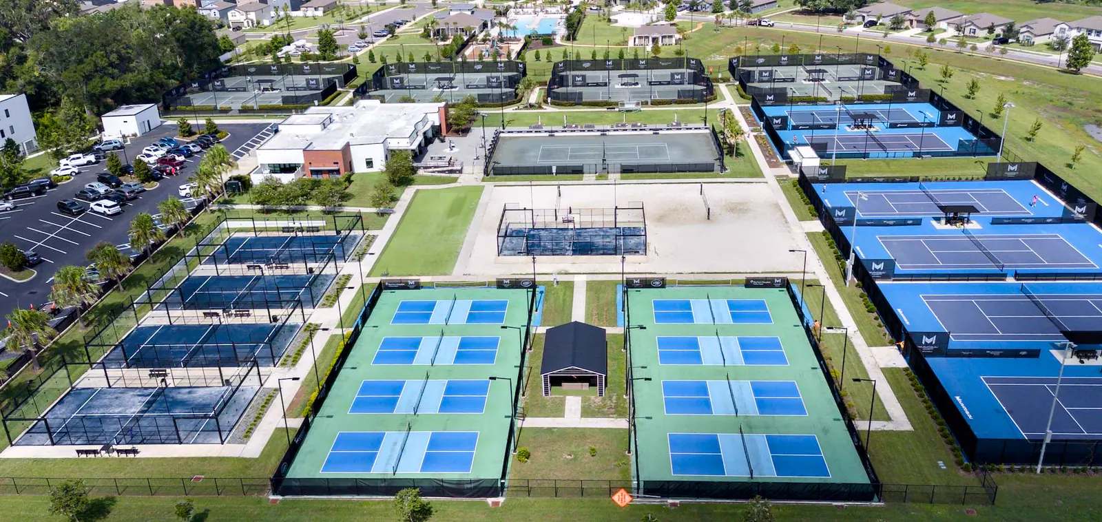 Luftaufnahme der Tennis- und Padelplätze der Mouratoglou Academy Zephyrhills in Florida.