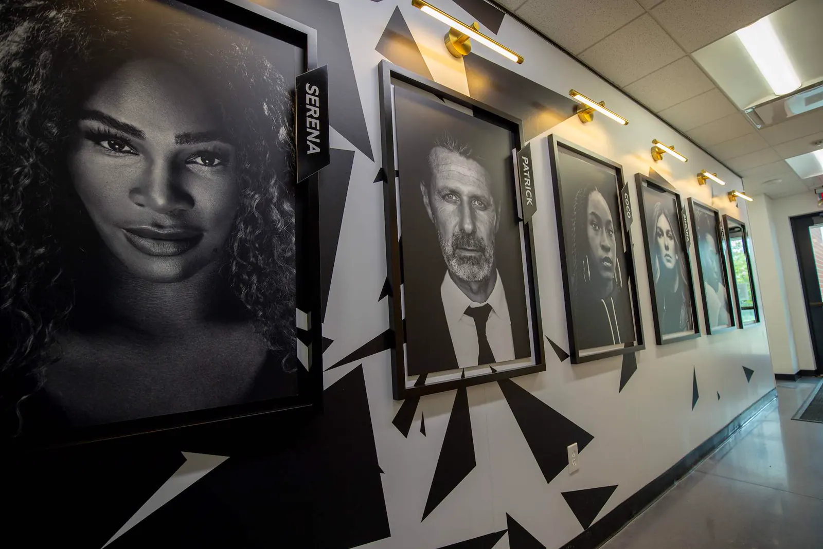 Schwarz-Weiß-Porträts von Champions an den Wänden der Akademie in Zephyrhills.