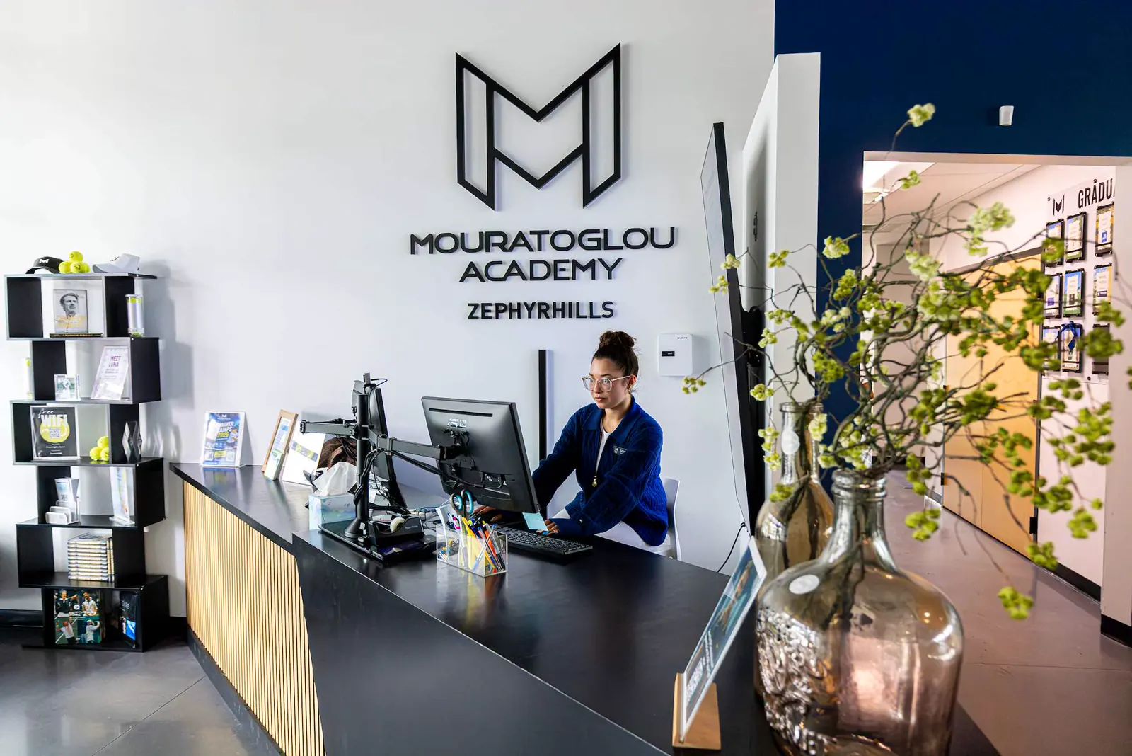 Empfangstresen mit dem Logo der Mouratoglou Academy in Zephyrhills.