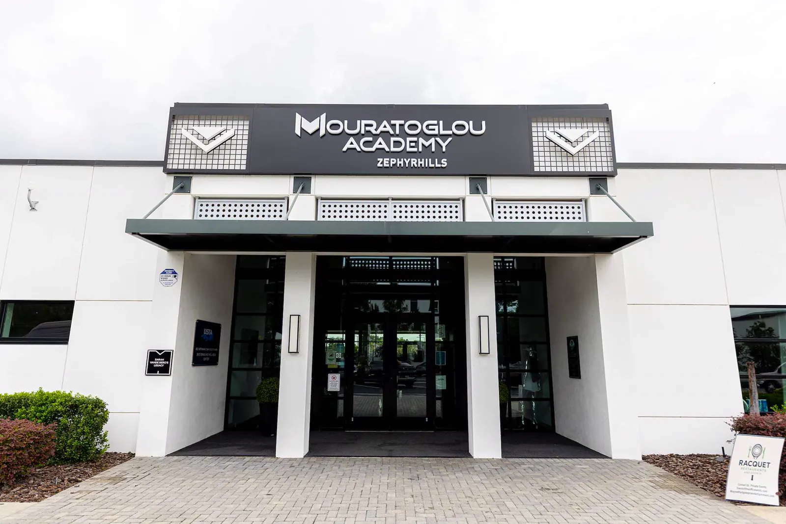 Eingang des Gebäudes der Mouratoglou Academy in Zephyrhills, Florida.