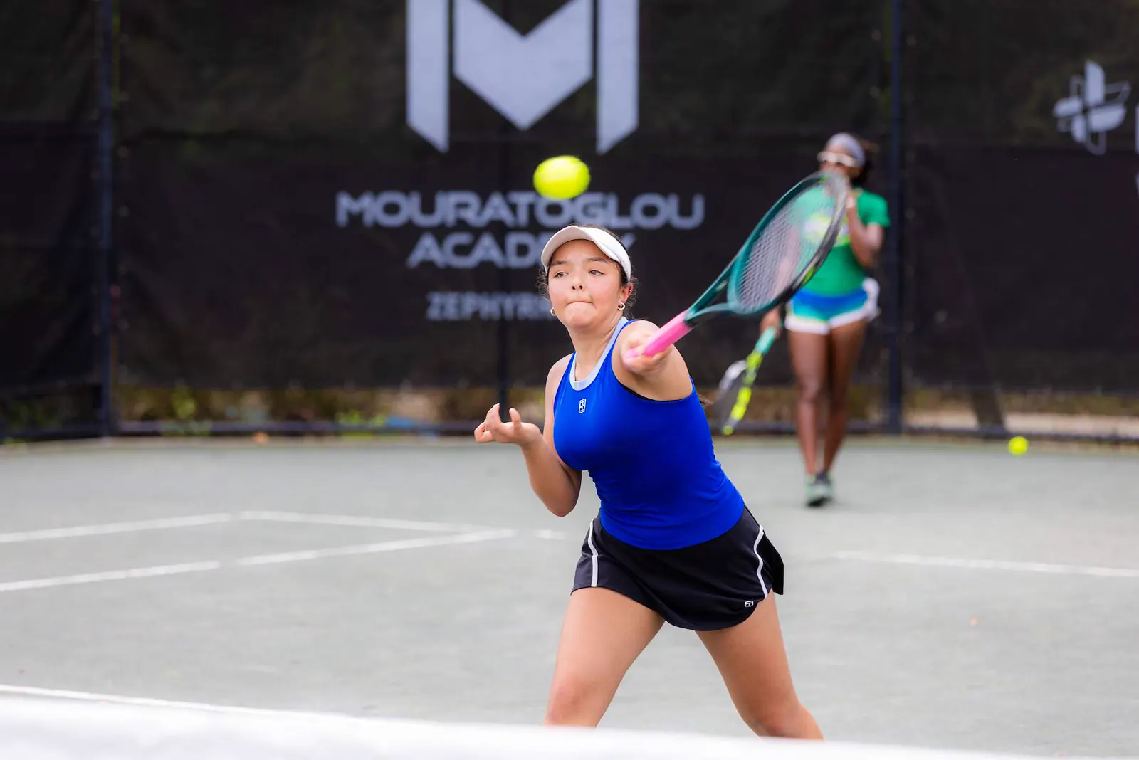 Spieler schlägt eine Rückhand vor der Wand der Mouratoglou Academy Zephyrhills.