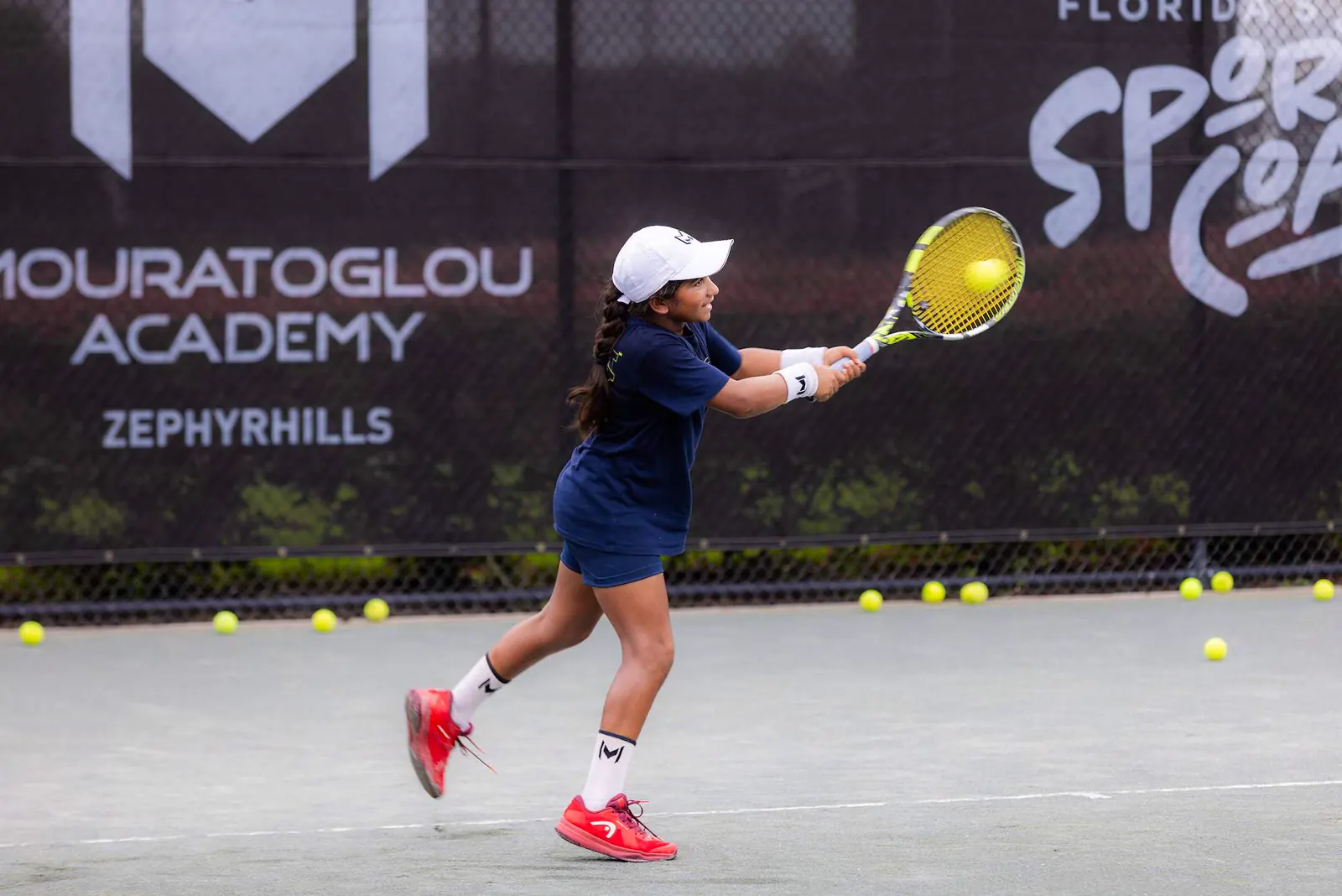 Juniorspieler schlägt eine Vorhand beim Training an der Mouratoglou Academy Zephyrhills.
