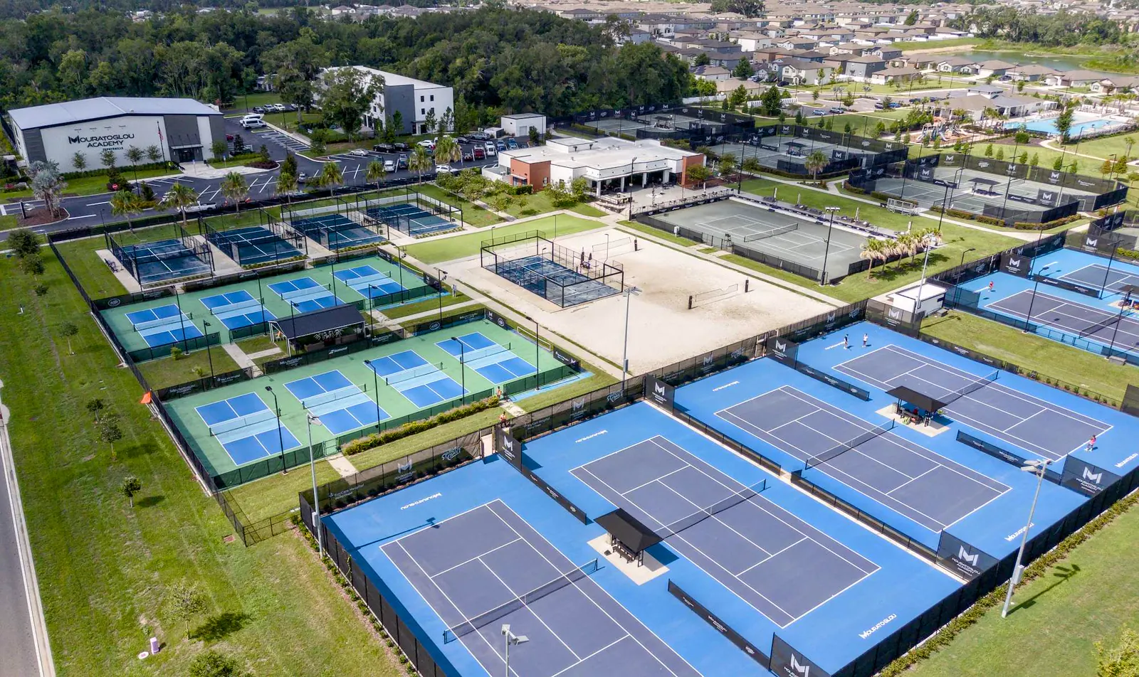Luftaufnahme der Padel- und Pickleballplätze der Mouratoglou Academy Zephyrhills.