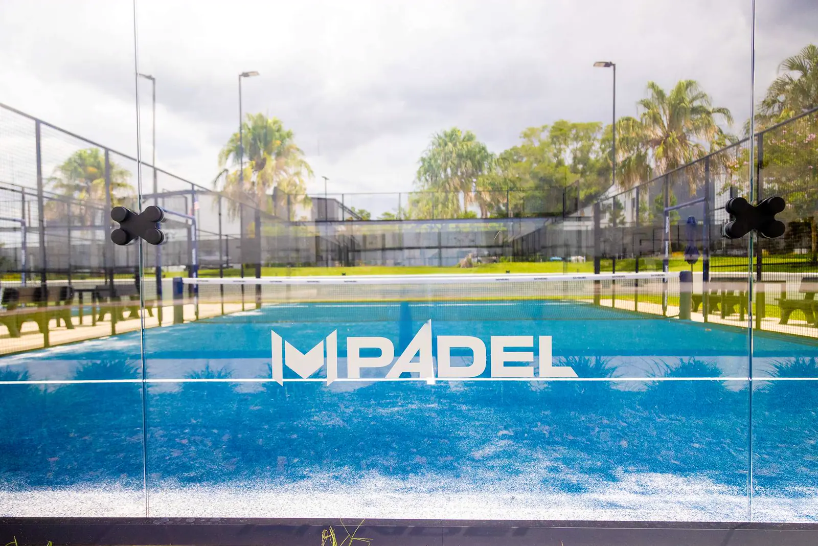 Padelplatz mit dem Mouratoglou-Padel-Logo in Zephyrhills.