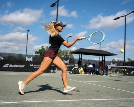 Tennisspielerin schlägt eine Vorhand beim Training im Freien