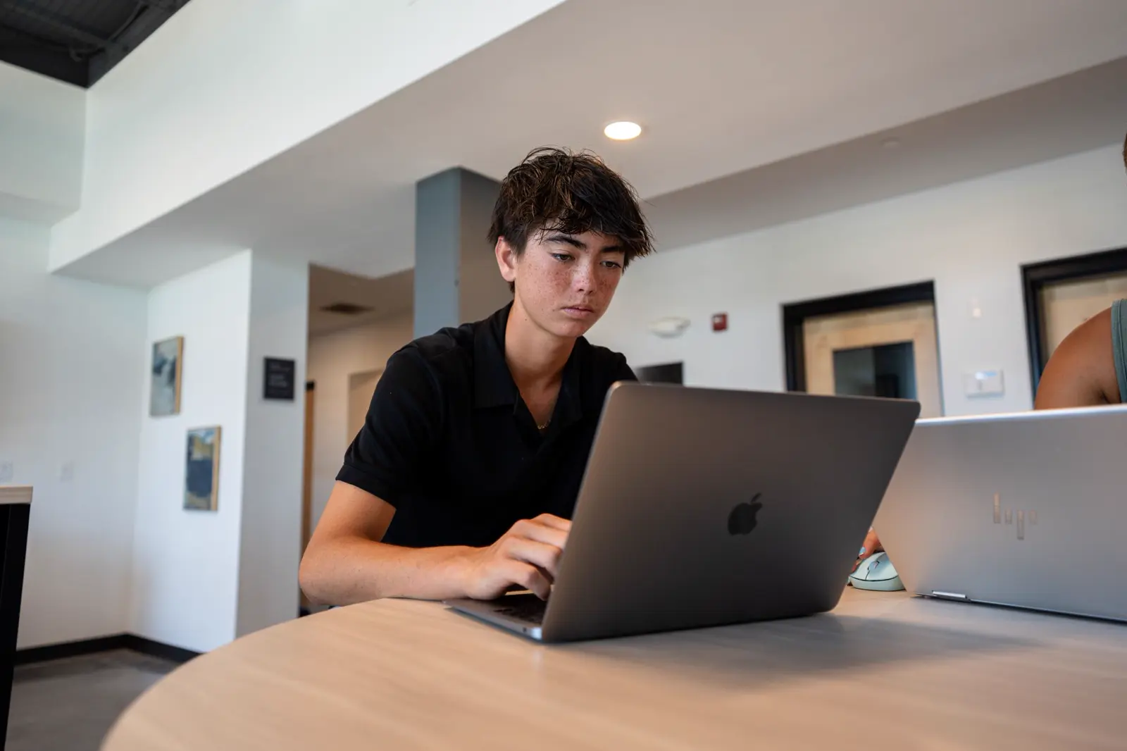 Schüler arbeitet an einem Laptop an der Mouratoglou Academy Zephyrhills