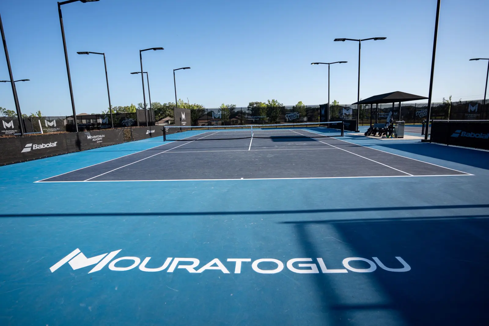 Pista de tenis con el logotipo de Mouratoglou en la Mouratoglou Academy Zephyrhills