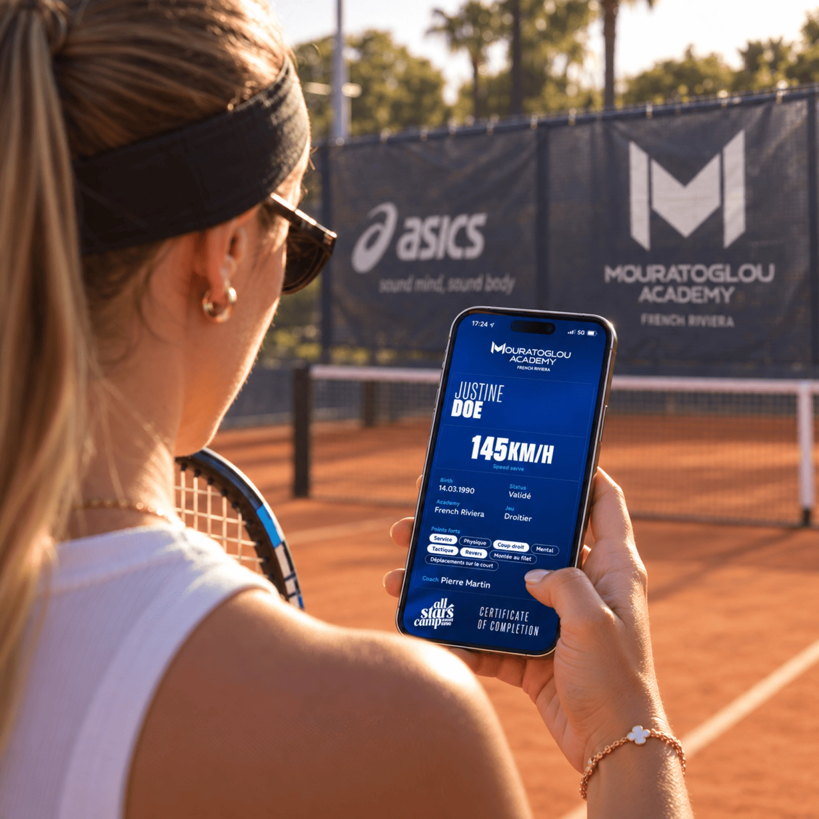 Giocatrice che consulta il suo Game Report personalizzato sul telefono alla Mouratoglou Academy